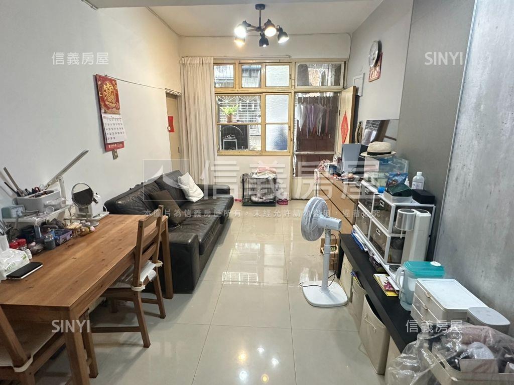 就看這間捷運２樓房屋室內格局與周邊環境