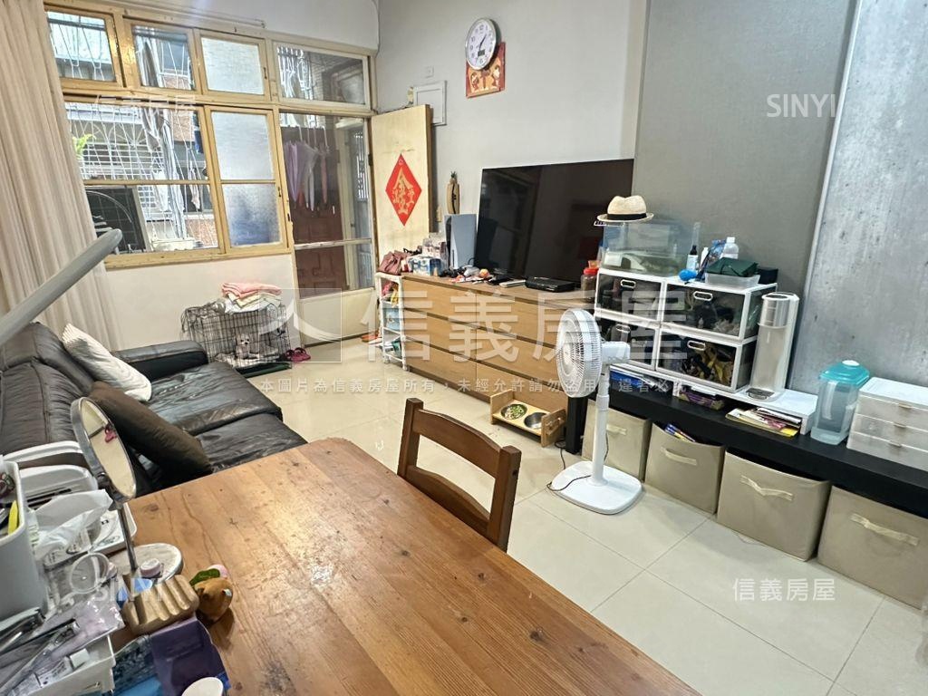 就看這間捷運２樓房屋室內格局與周邊環境