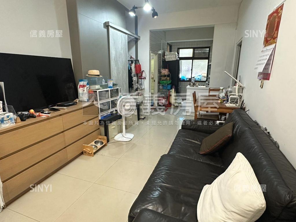 就看這間捷運２樓房屋室內格局與周邊環境