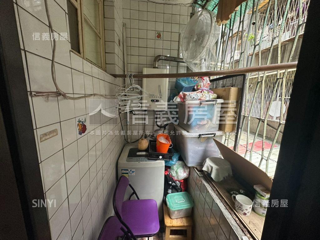 就看這間捷運２樓房屋室內格局與周邊環境