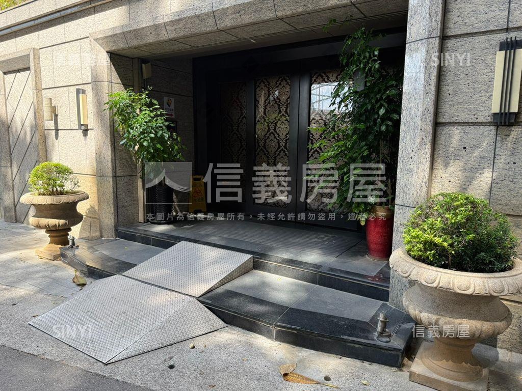 水岫雙出入口車位房屋室內格局與周邊環境