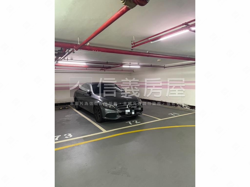 很稀有世貿１０１坡平車位房屋室內格局與周邊環境