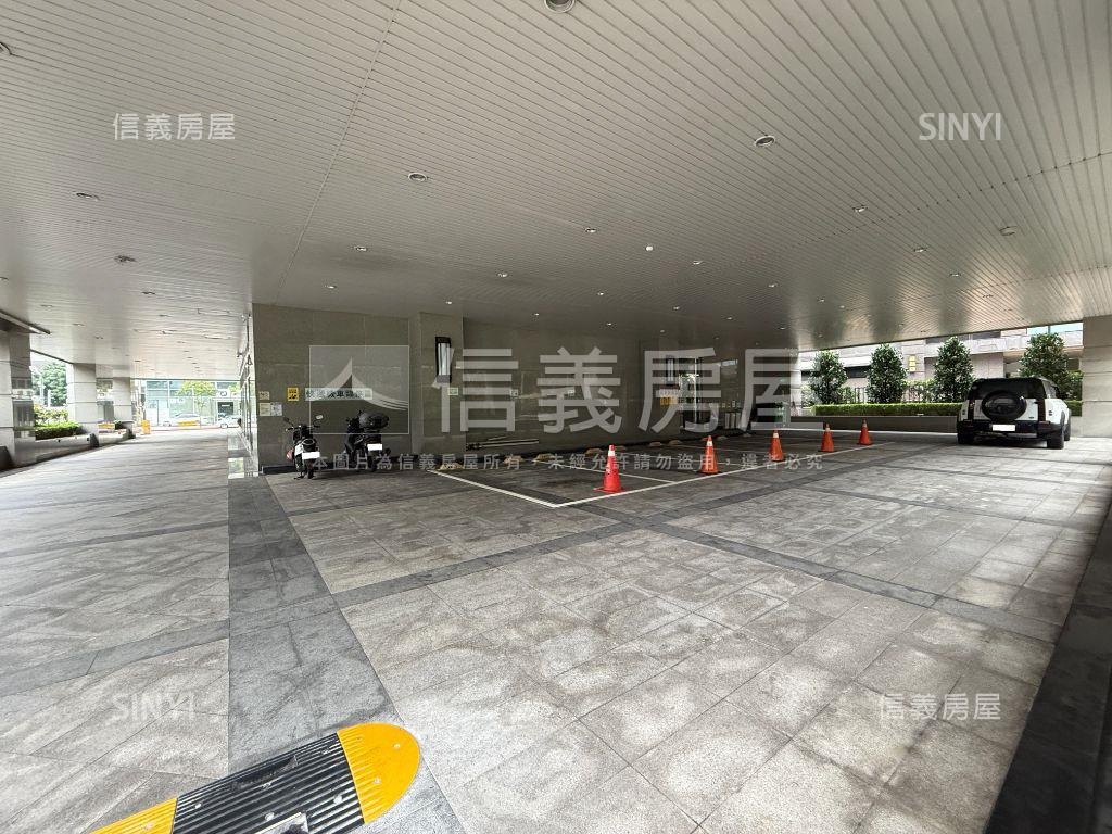 大都會新裝潢辦公室有吧台房屋室內格局與周邊環境