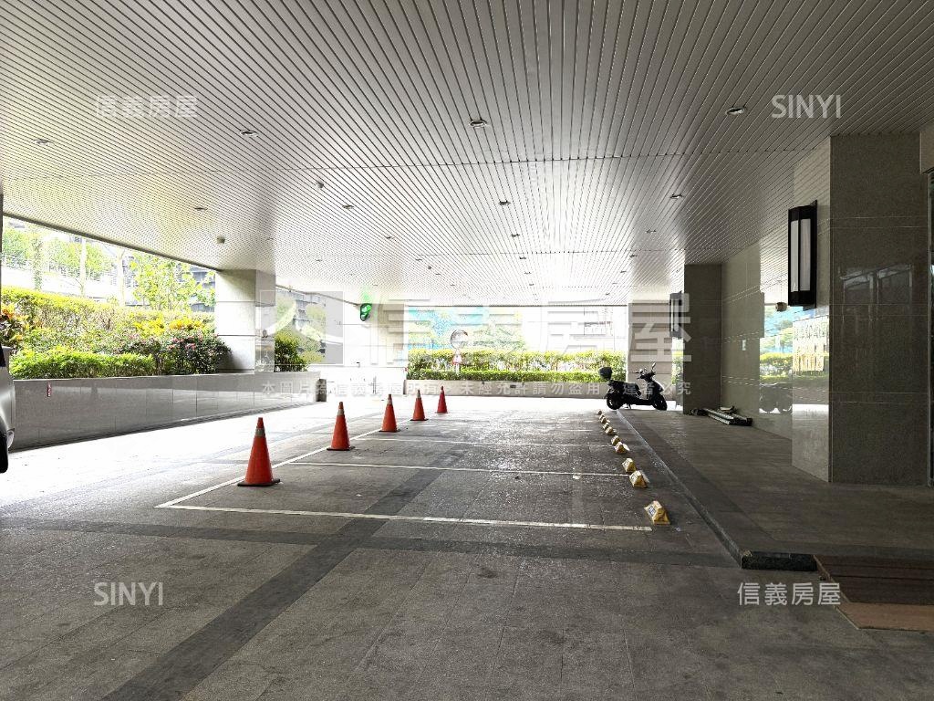 大都會新裝潢辦公室有吧台房屋室內格局與周邊環境