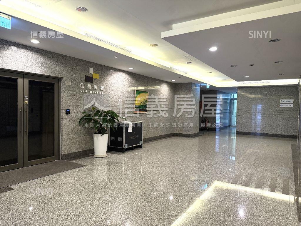 大都會新裝潢辦公室有吧台房屋室內格局與周邊環境