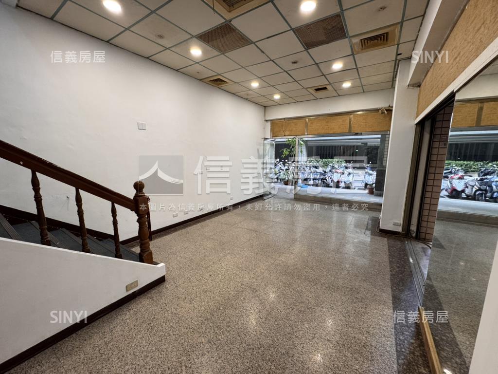 逢甲邊間臨路金店房屋室內格局與周邊環境