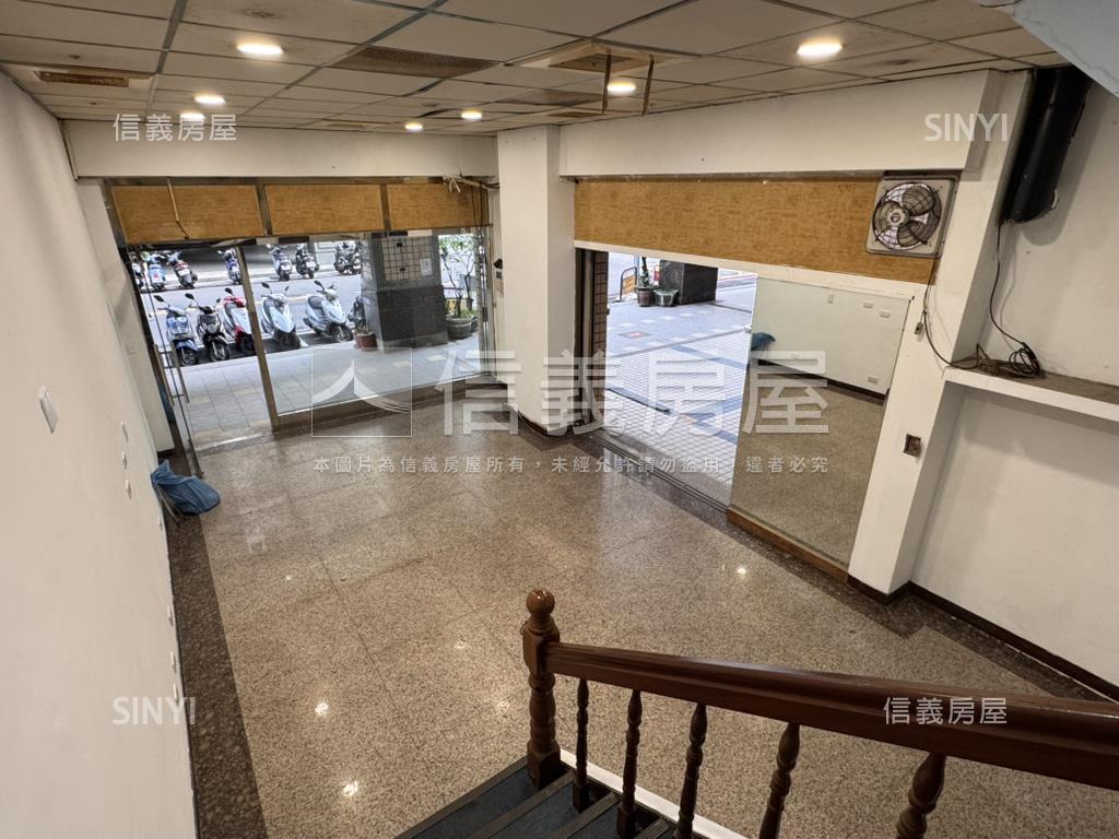 逢甲邊間臨路金店房屋室內格局與周邊環境
