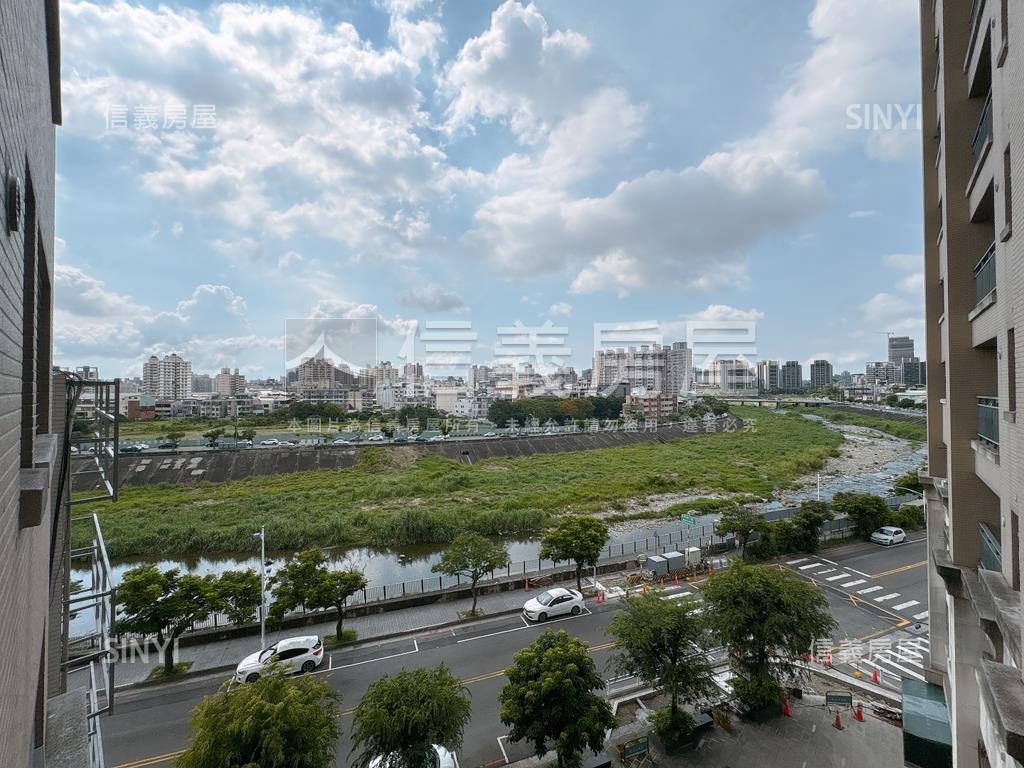 北屯河岸美景三房車位房屋室內格局與周邊環境