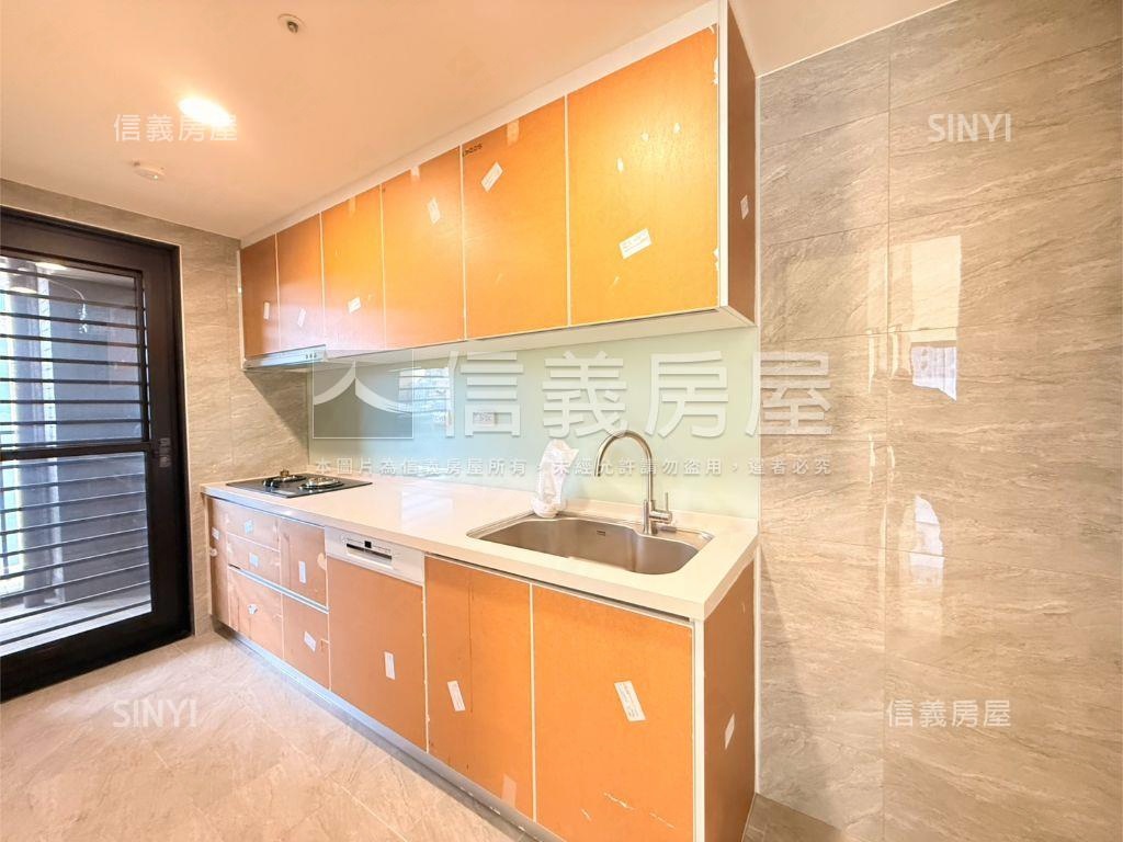 ★潤泰央北頂尖３房車位房屋室內格局與周邊環境