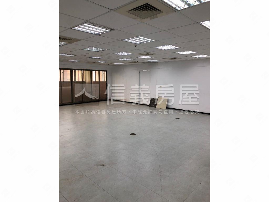 東區擎天大樓優質辦公室Ｂ房屋室內格局與周邊環境