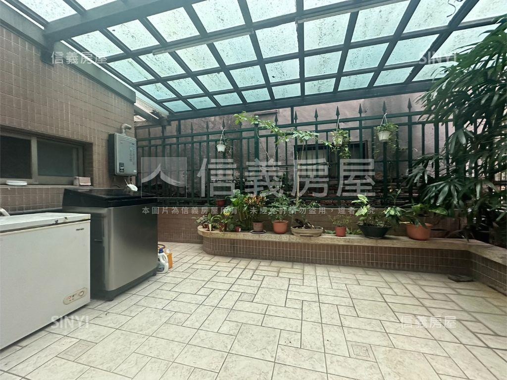 近捷運站庭院美宅坡平車位房屋室內格局與周邊環境