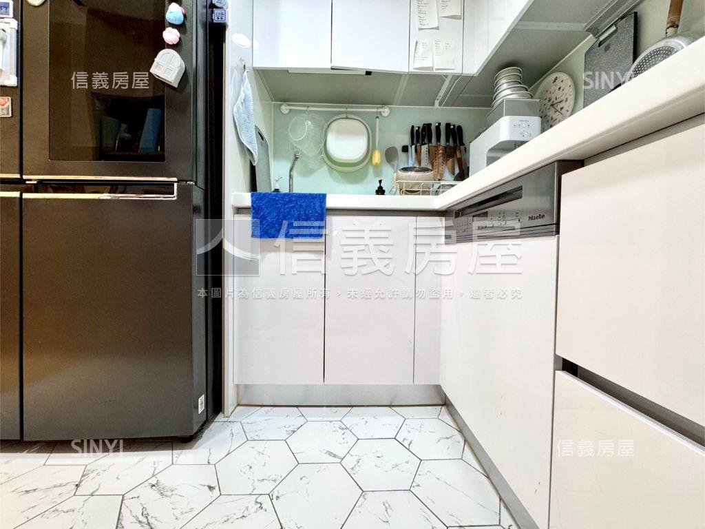 捷運次頂樓視野裝潢三房房屋室內格局與周邊環境