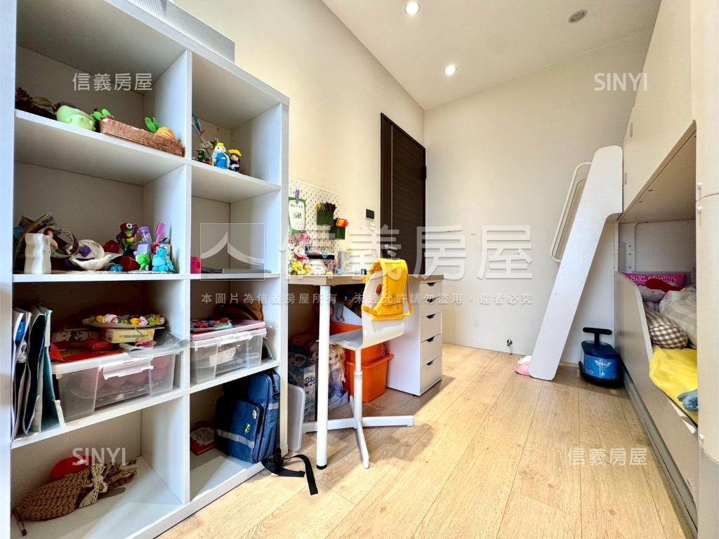 捷運次頂樓視野裝潢三房房屋室內格局與周邊環境