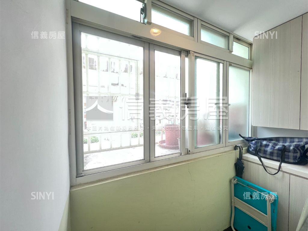 近捷運邊間二樓房屋室內格局與周邊環境