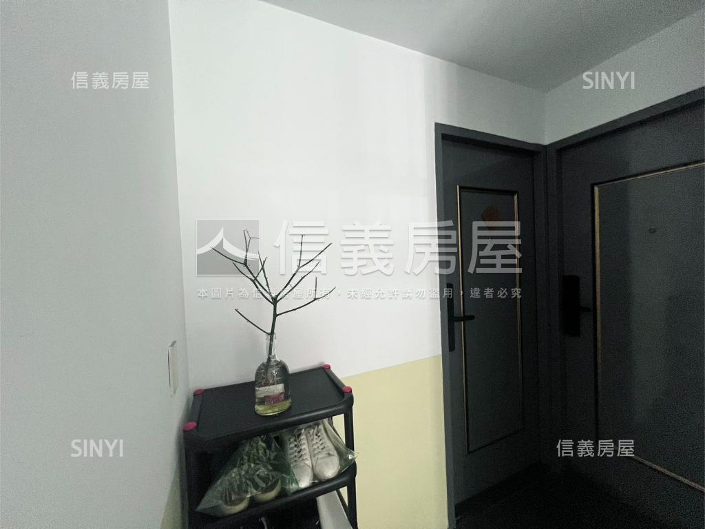 近捷運邊間二樓房屋室內格局與周邊環境