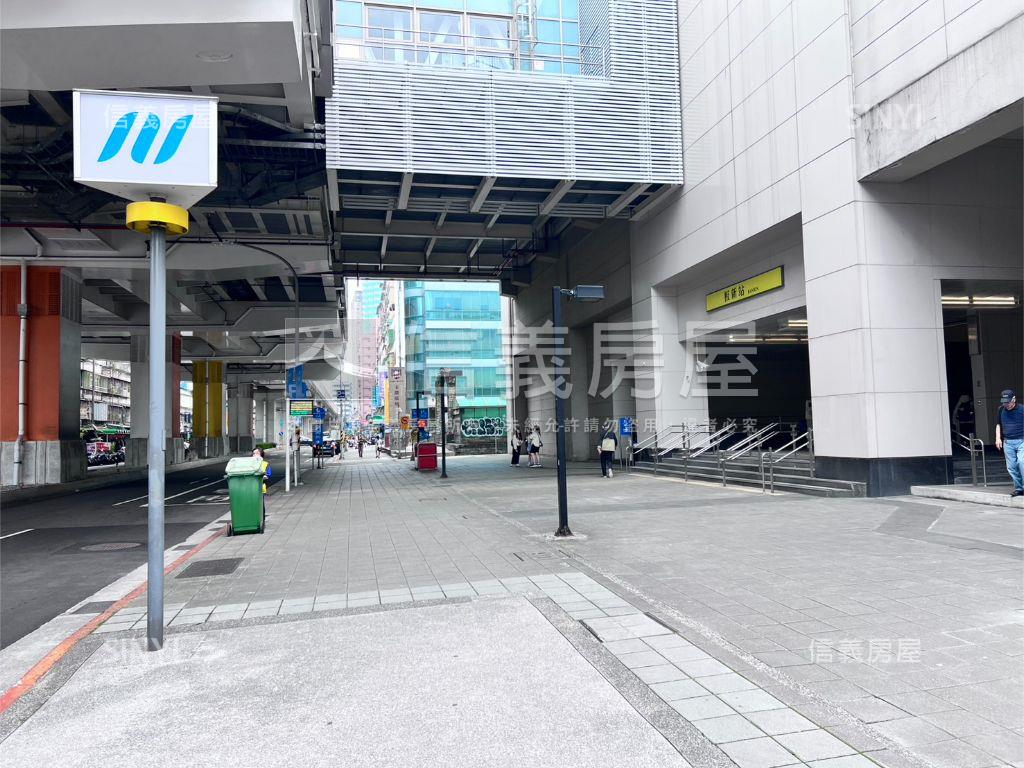 近捷運邊間二樓房屋室內格局與周邊環境