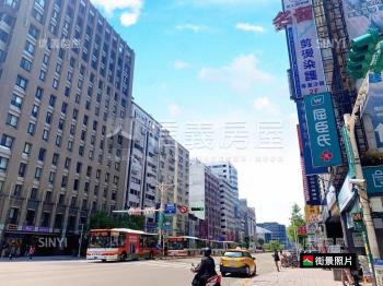 小巨蛋旁熱鬧黃金店面