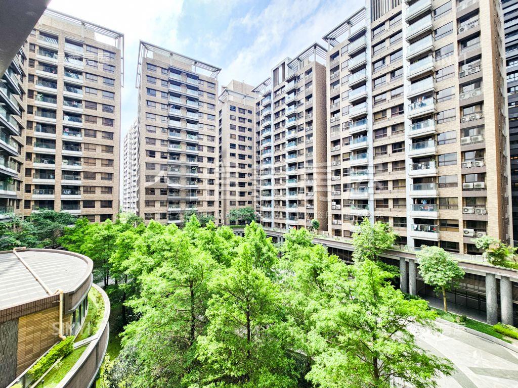 廣豐公園旁。帝璟三房車位房屋室內格局與周邊環境