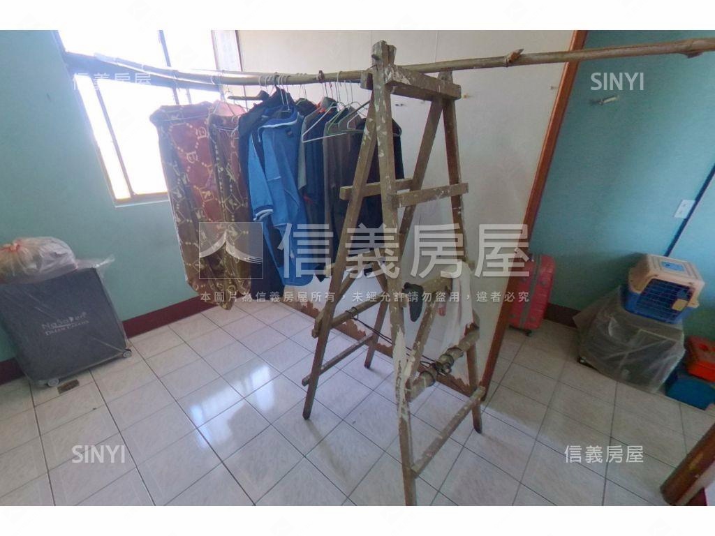 單元二、三旁邊間臨路透天房屋室內格局與周邊環境