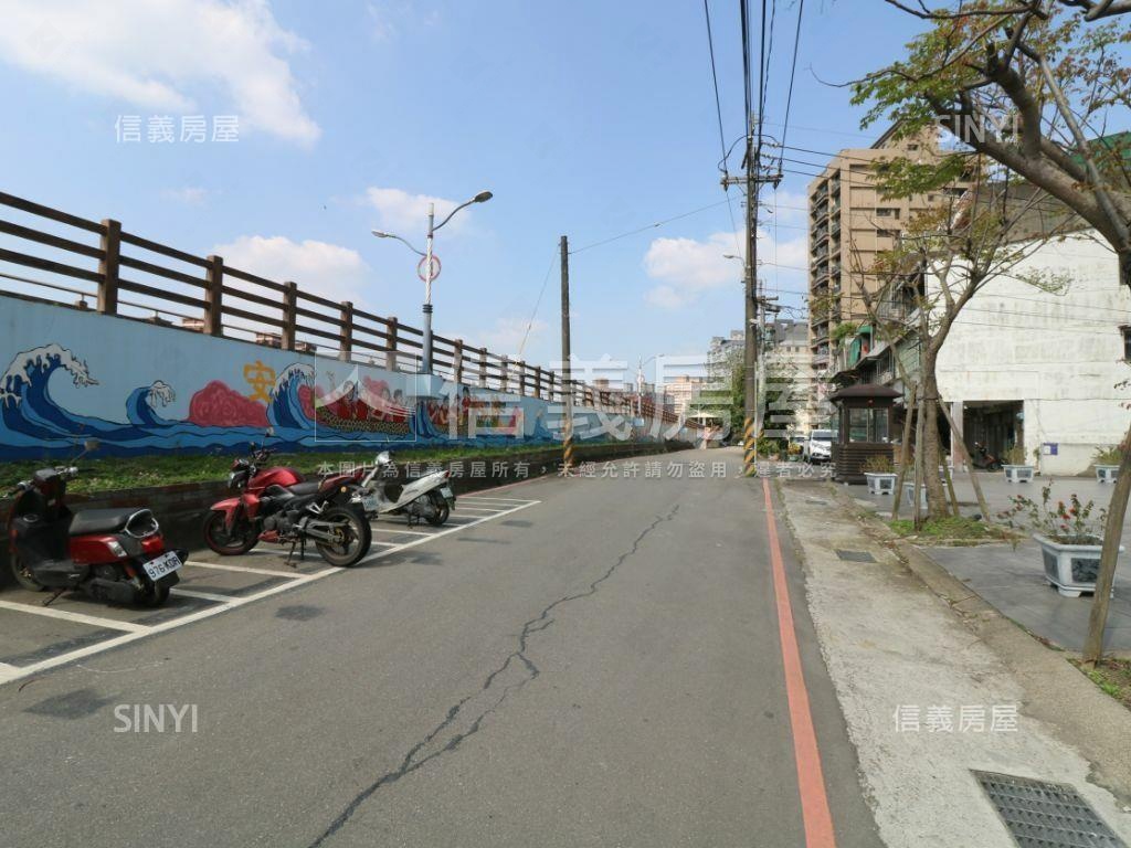 悅灣．ＭＲＴ美三房雙車位房屋室內格局與周邊環境