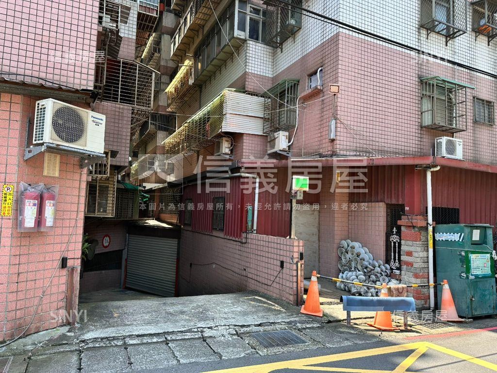 寶石世家。三房車位房屋室內格局與周邊環境