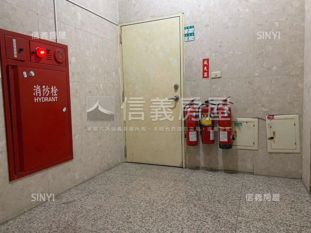 八里鬧區稀有人潮店面房屋室內格局與周邊環境