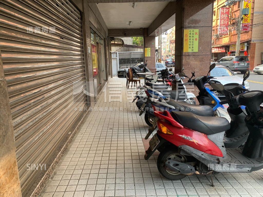 八里鬧區稀有人潮店面房屋室內格局與周邊環境
