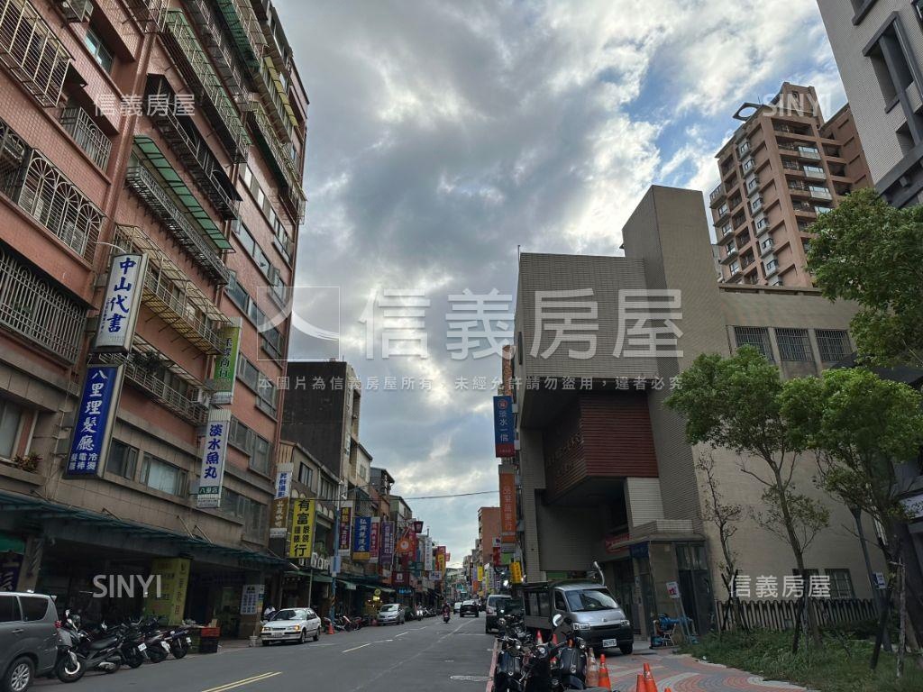 八里鬧區稀有人潮店面房屋室內格局與周邊環境
