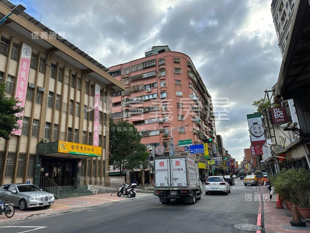 八里鬧區稀有人潮店面房屋室內格局與周邊環境
