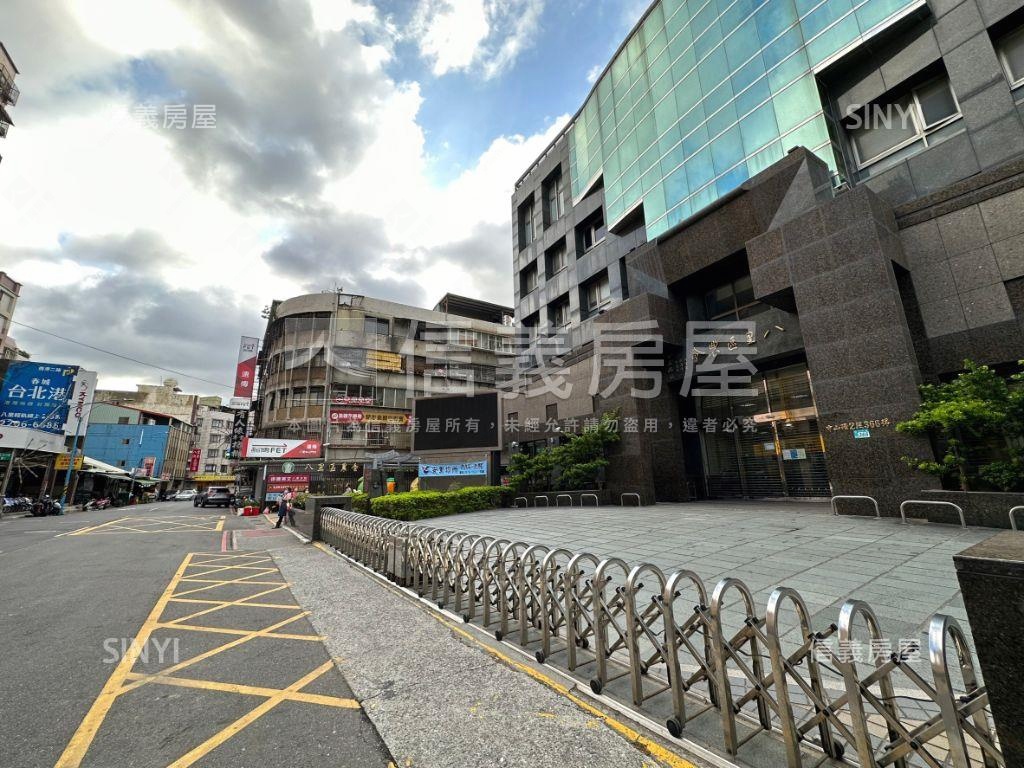 八里鬧區稀有人潮店面房屋室內格局與周邊環境