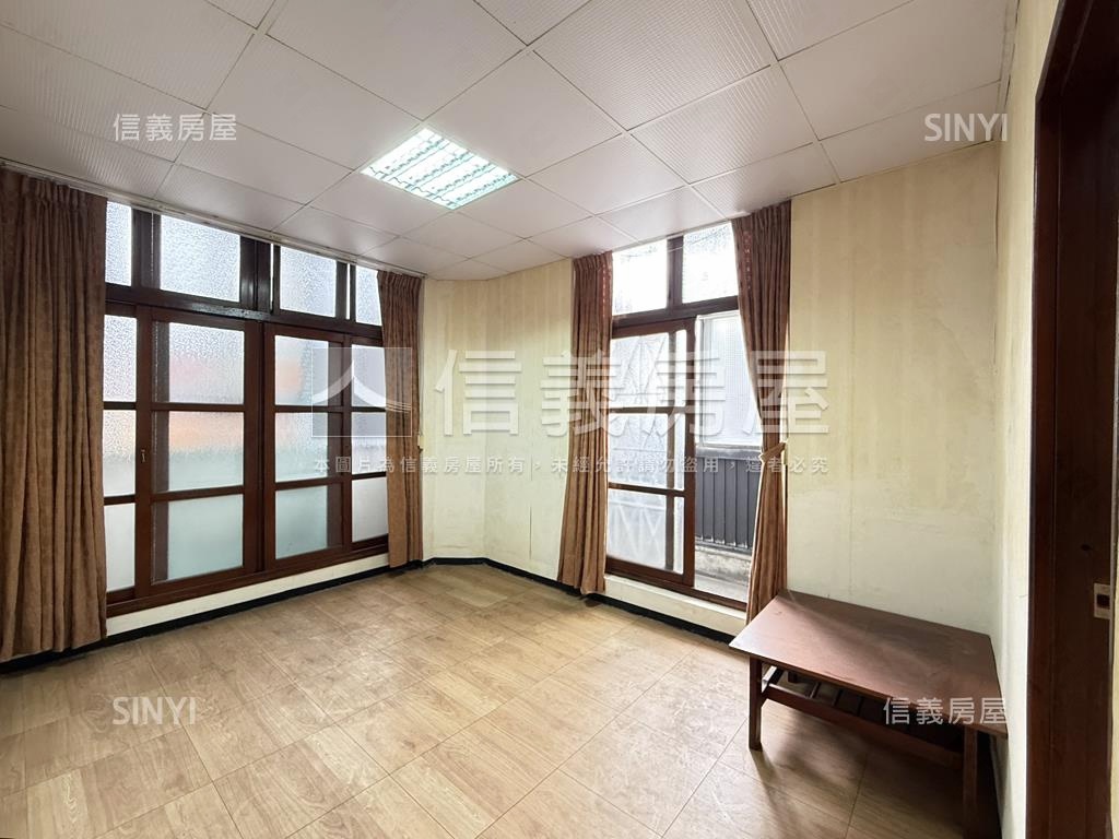 坐北朝南稀有邊間三面採光房屋室內格局與周邊環境