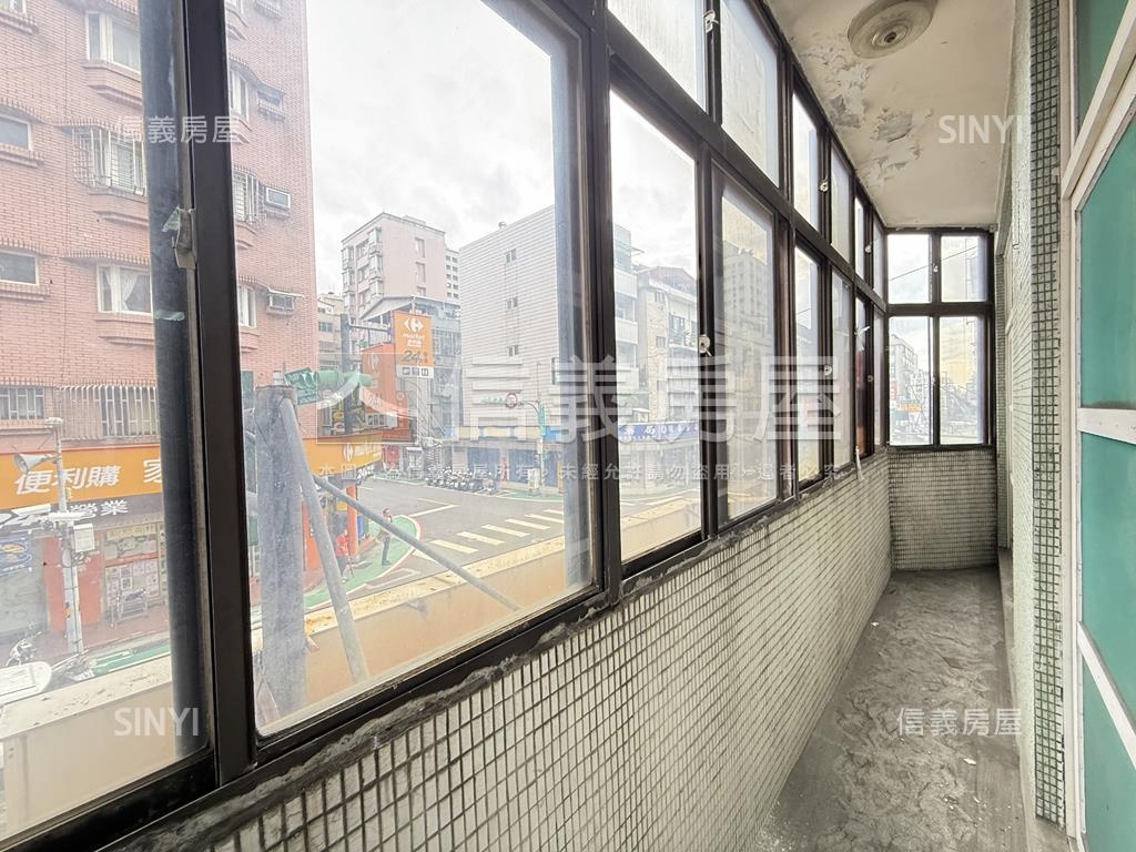 坐北朝南稀有邊間三面採光房屋室內格局與周邊環境
