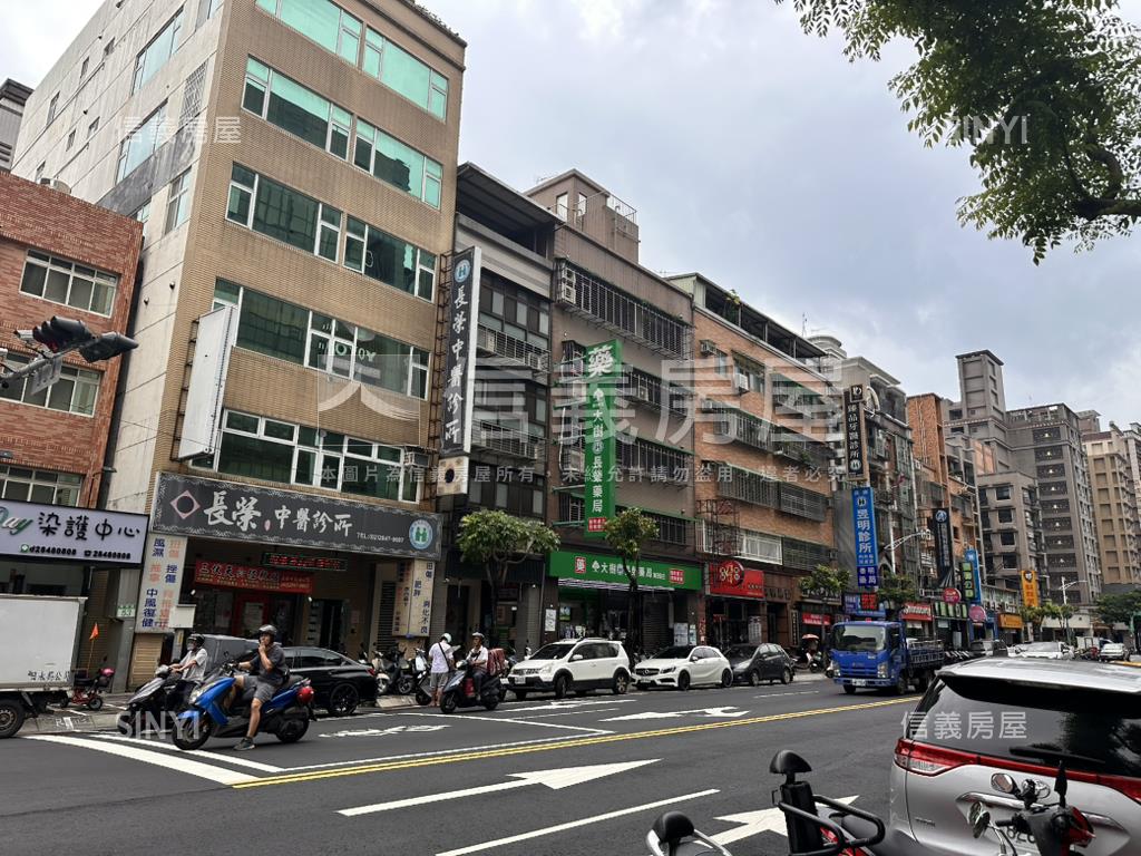 長榮路前段。正店面房屋室內格局與周邊環境