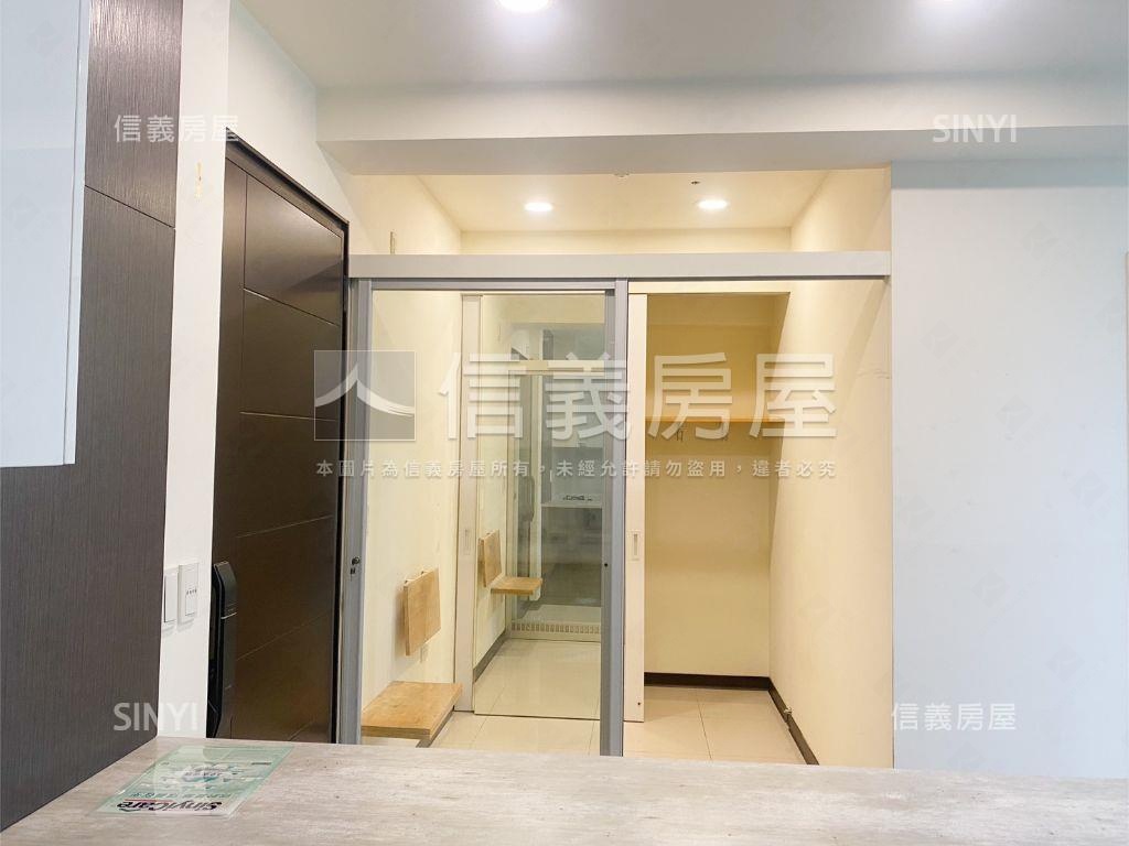 雲世紀Ｃ區２＋１雙車位房屋室內格局與周邊環境