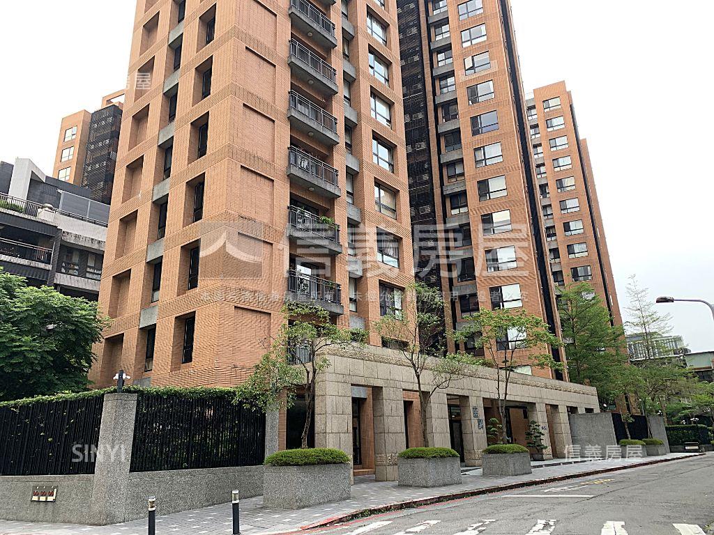 力麒藍調Ｂ２坡平車位房屋室內格局與周邊環境