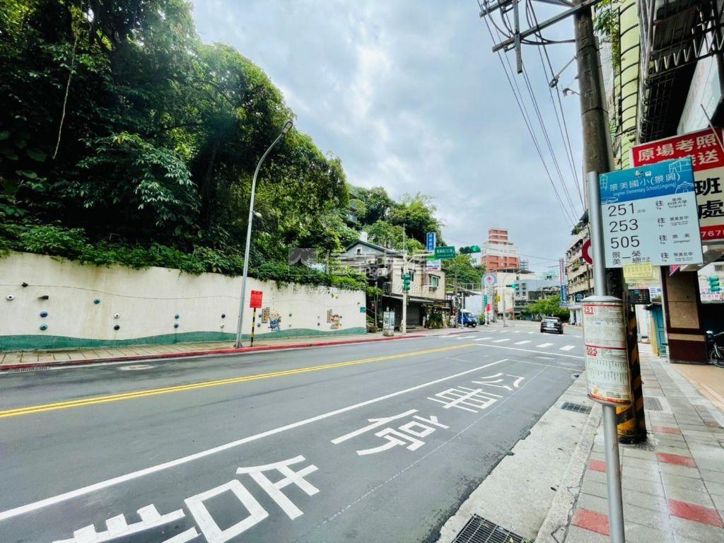 景美綠地坡平車位房屋室內格局與周邊環境