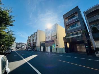 育德二路｜臨路約１５米地