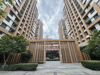 前鎮．公園旁邊間三房平車