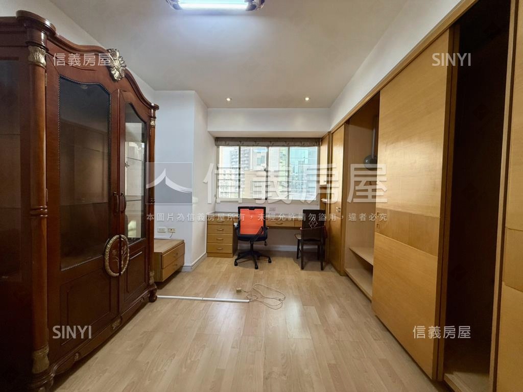 忠孝杭南華山捷運大四房Ａ房屋室內格局與周邊環境