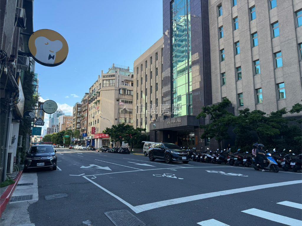 忠孝杭南華山捷運大四房Ａ房屋室內格局與周邊環境
