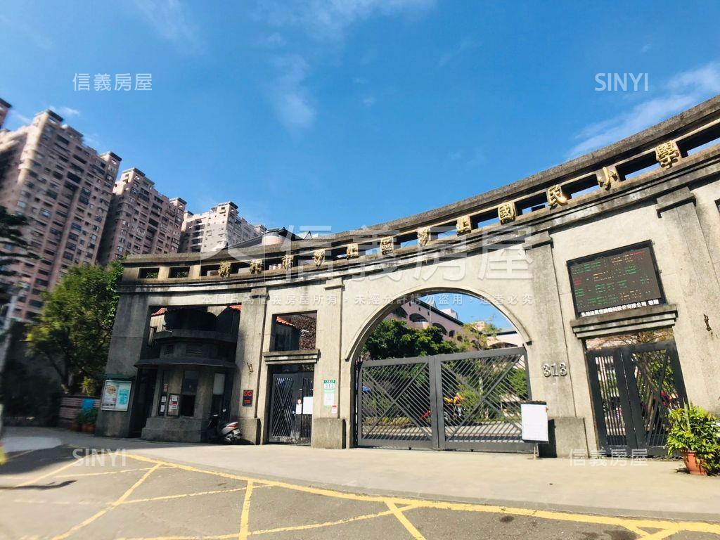 宏國大鎮稀有坡道平面車位房屋室內格局與周邊環境