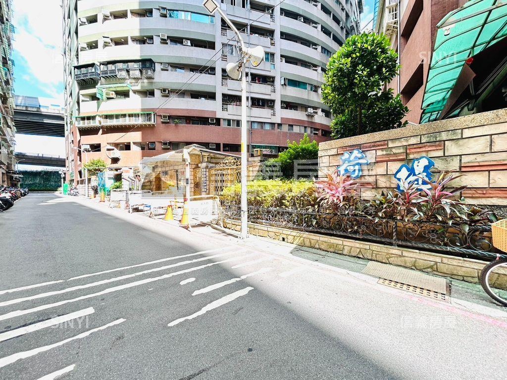 荷堤稀有配坡道平面車位房屋室內格局與周邊環境