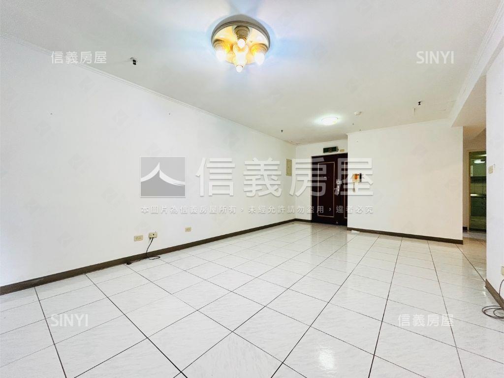 荷堤稀有配坡道平面車位房屋室內格局與周邊環境