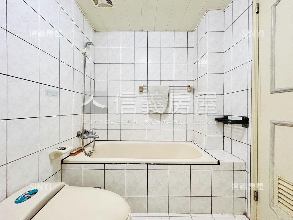 荷堤稀有配坡道平面車位房屋室內格局與周邊環境