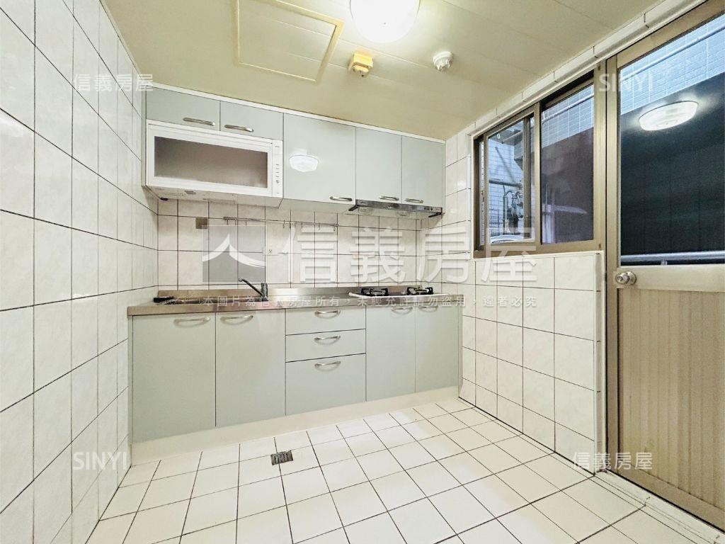 荷堤稀有配坡道平面車位房屋室內格局與周邊環境