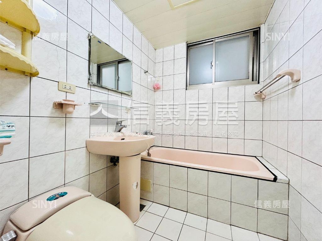 荷堤稀有配坡道平面車位房屋室內格局與周邊環境