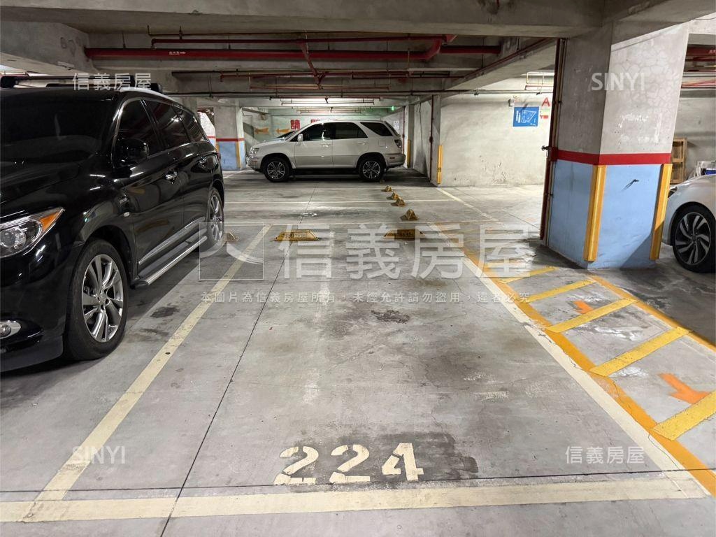 荷堤稀有配坡道平面車位房屋室內格局與周邊環境