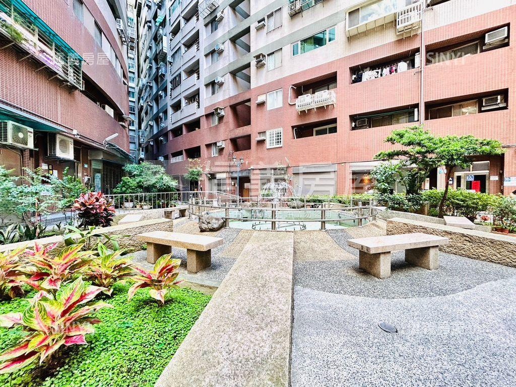 荷堤稀有配坡道平面車位房屋室內格局與周邊環境