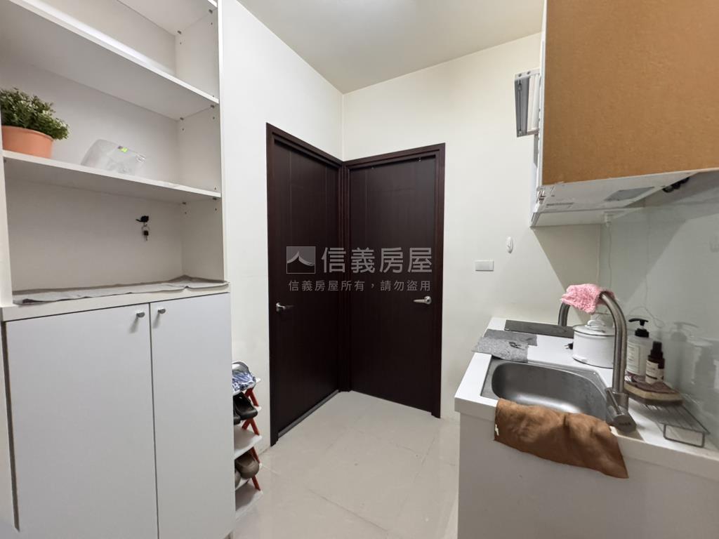 稀有７年屋兩房兩衛附車位房屋室內格局與周邊環境