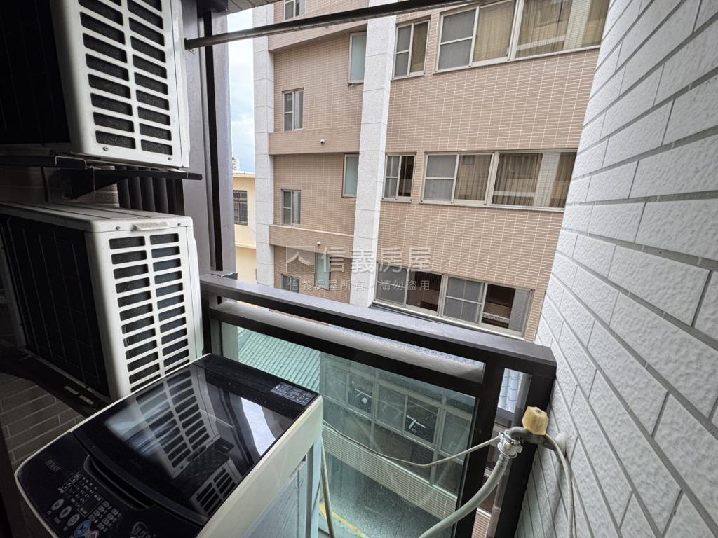 稀有７年屋兩房兩衛附車位房屋室內格局與周邊環境